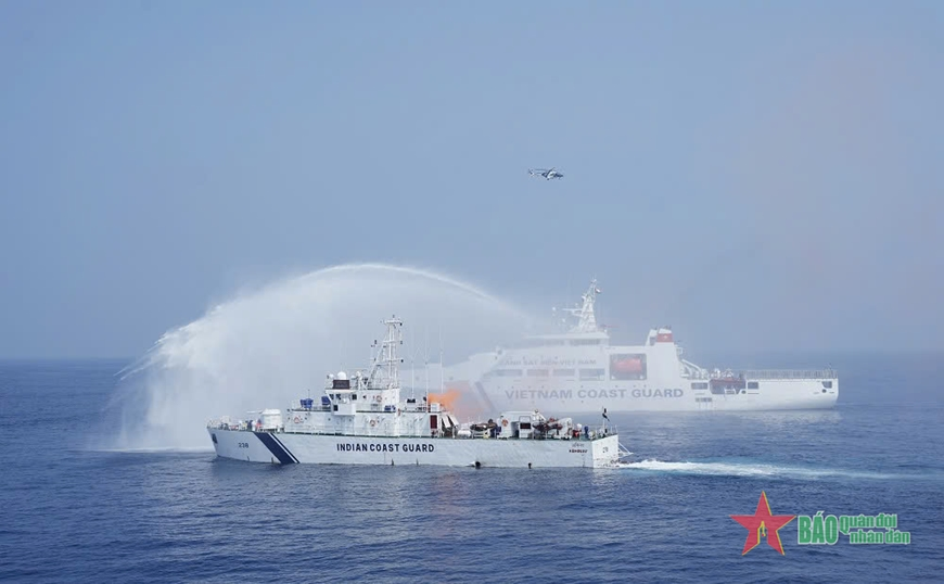 Cảnh sát biển Việt Nam và Lực lượng Bảo vệ bờ biển Ấn Độ phối hợp luyện tập xử trí tình huống khẩn cấp